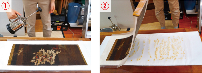 ①：クリーニング作業。左：表面に濾過水を吹きかける。②：下に敷いた紙についているのが本紙から出た汚れ。※資料提供：岡墨光堂
