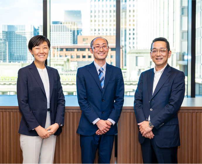 金氏（写真左）、郷司氏（写真中央）と三菱財団 七條氏（写真右）。