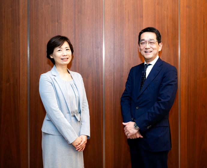 藤原氏（写真左）と三菱財団 七條氏（写真右）。