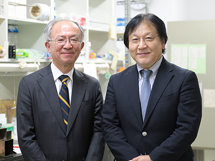 【写真1】写真左：三菱財団　渡邉肇氏／写真右：東京大学大学院医学系研究科・医学部 病因・病理学専攻 微生物学講座 微生物学教室 教授 畠山昌則氏