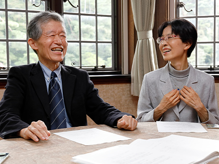 【写真1】静嘉堂文庫の河野元昭館長（写真左）と、能面修復事業を担当された成澤麻子主任司書（右）。