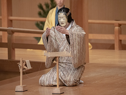 【写真2】観世喜正 さんの舞。若々しくて、生き生きした曲女。能面のすばらしさは、道具単体だけではない。それを使うからこそ、より引き立ち、美術的な価値が増すといえる。