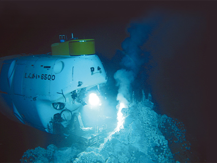 【写真3】有人潜水船「しんかい6500」による深海探査。支援船の「よこすか」で深海付近の海に運ばれる。しんかい6500は文字通り、水深6500mまで潜れる。高井氏は50回以上も、この潜水船に搭乗した（提供：JAMSTEC/NHK）。