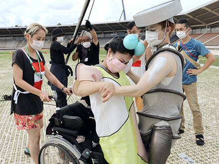 【写真2】エアリアル稽古のようす