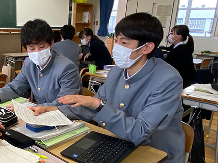 クラスメートと真剣に意見交換を重ねる井上さん。