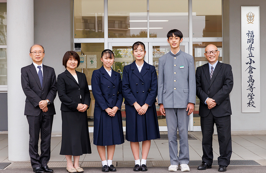 校舎正面玄関にて。左から三菱ホームページ委員会 室井氏、小倉高等学校 徳永教諭、原さん、佐々木さん、井上さん、三菱みらい育成財団 高橋氏
