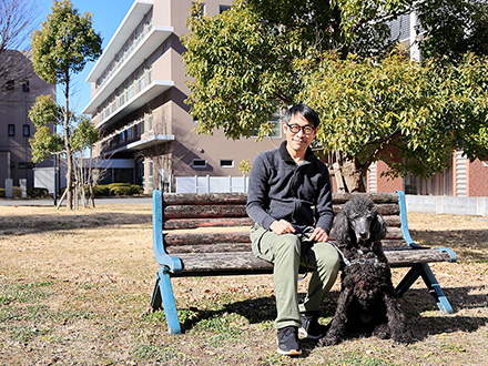 【写真1】 愛犬ジャスミンと麻布大学キャンパスにて。菊水健史氏／麻布大学獣医学部 動物応用科学科 介在動物学研究室 教授