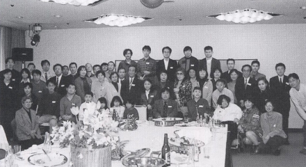 1999年4月11日、水戸市民会館にてコモンズ設立記念行事を開催。参加者は100名を超えた。中段右から二人目が横田氏