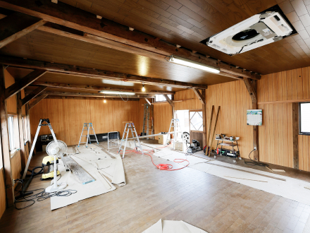 ブラジル人の有志の協力も得て改装が進められている施設。