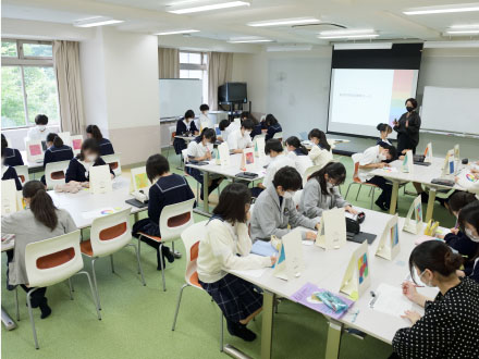 「未来を描くプログラム」の授業には、美術が得意かどうかは関係なくいろいろな生徒が集まる。抽象画を描くのは初めてという生徒も多い。