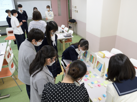 生徒に交じって授業に参加する福林先生。「豊かな創造力をもっているなと感じたり、着眼点がユニークだったりと、一人ひとりの個性に触れられる貴重な時間となっています」。