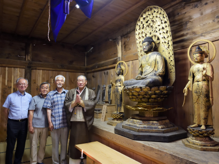 無量寺阿弥陀堂 阿弥陀三尊像の前で。右から時田住職、遠藤前区長、佐藤区長、三菱財団 渡邉氏