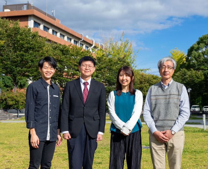 大阪大学豊中キャンパスにて。写真右より阪口教授、渡邉助教、チャンドラさん、山下さん