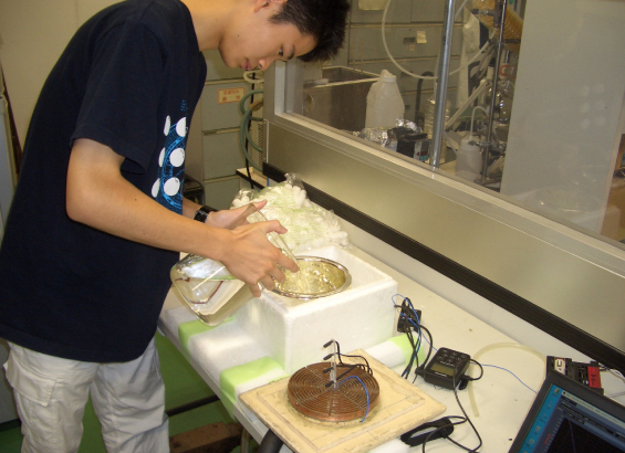 2年目。「水にさまざまな物質を添加したとき、液体としての物性がどう変化するのか」を調べる研究風景。