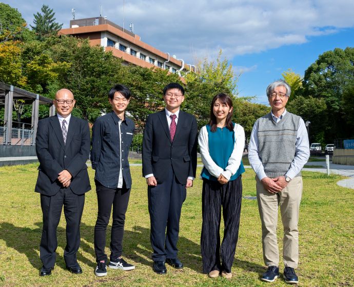 写真右より阪口教授、渡邉助教、チャンドラさん、山下さん、三菱みらい育成財団 高橋氏