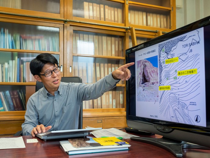 調査対象地のひとつであるトール・サビハ岩陰の発掘区について説明いただいた。