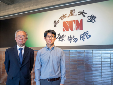 名古屋大学博物館のエントランスにて。門脇教授（右）と三菱財団 渡邉氏。