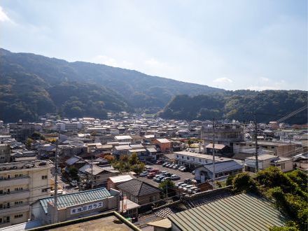 正門前からの眺望。三好市池田町の街並みを一望できる。