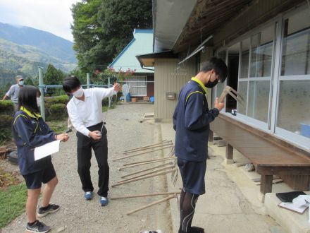 農具の調査の様子（提供：徳島池田高校）