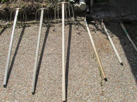 サラエ（写真左から3番目まで）：傾斜によって下に流れ落ちた土をすくい上げる農具。
