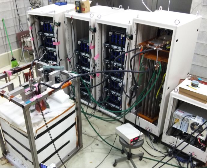 開発された超ロングパルス磁場発生装置：おもにスーパーキャパシタ電源（写真奥）と磁場が発生するパルスマグネット（写真手前）で構成されている。（提供：東京大学物性研究所 小濱研究室）