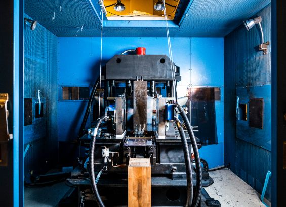 電磁濃縮法により1200テスラの強磁場を発生させる設備。