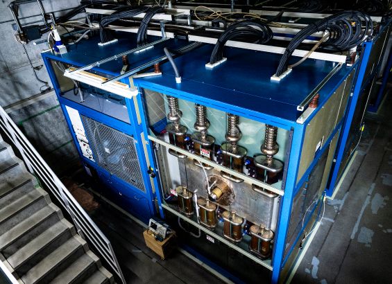 膨大な電流を流すため、電源だけでかなり大規模な設備が必要となる。