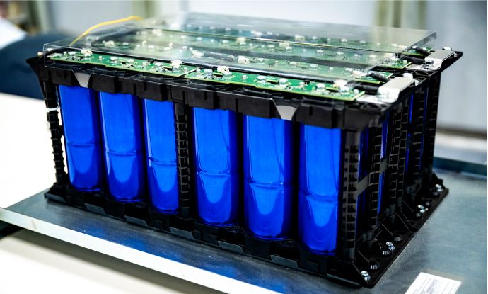 スーパーキャパシタ（1ユニット）。これを15台接続しエネルギー量を増大した。