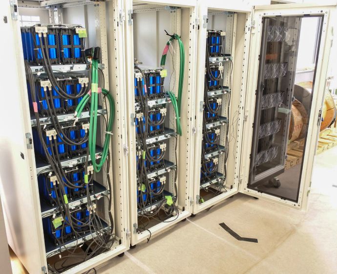 接続されてキャビネットに収まったスーパーキャパシタ。（提供：東京大学物性研究所 小濱研究室）