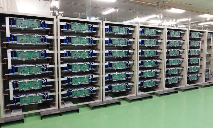 24kAの大電流放電が可能な増設されたスーパーキャパシタ。（写真提供：東京大学物性研究所 小濱研究室）