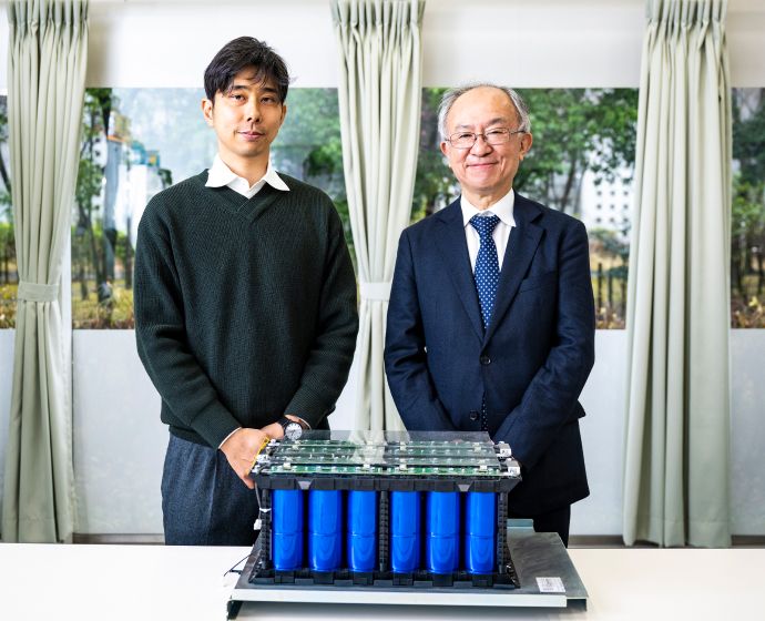 小濱准教授と三菱財団 渡邊氏。