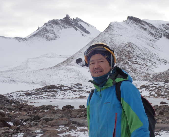 東南極・リーセルラルセン山付近での地質調査に参加。