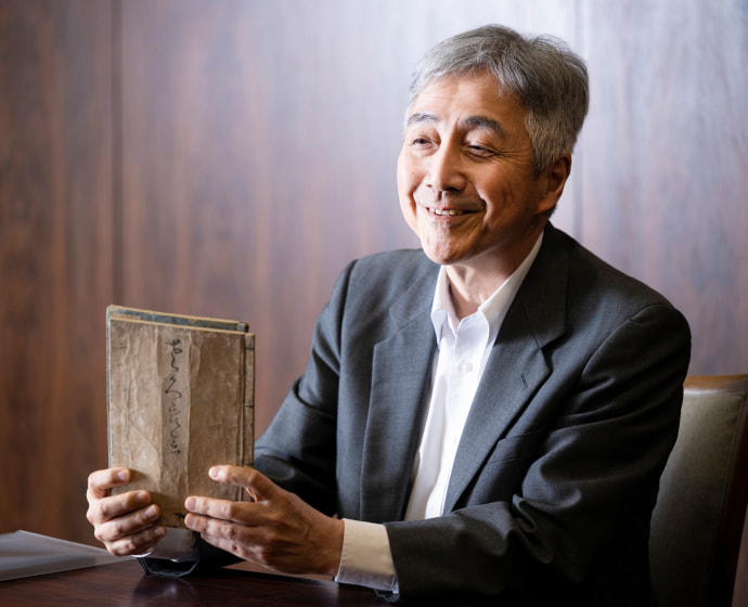 母利司朗氏、手にしているのは18世紀ごろに出版された俳書（俳諧を集めた本）。