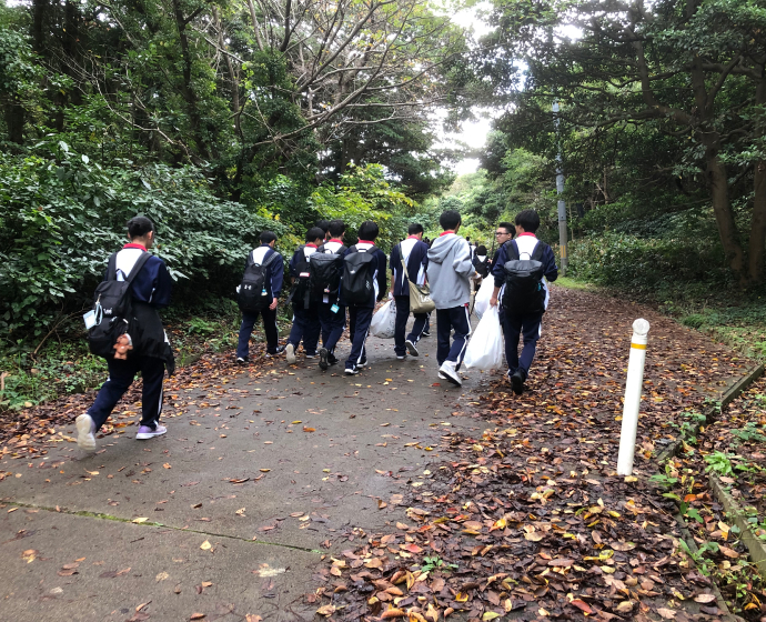 飛島でのフィールドワークの様子(提供:酒田光陵高校)