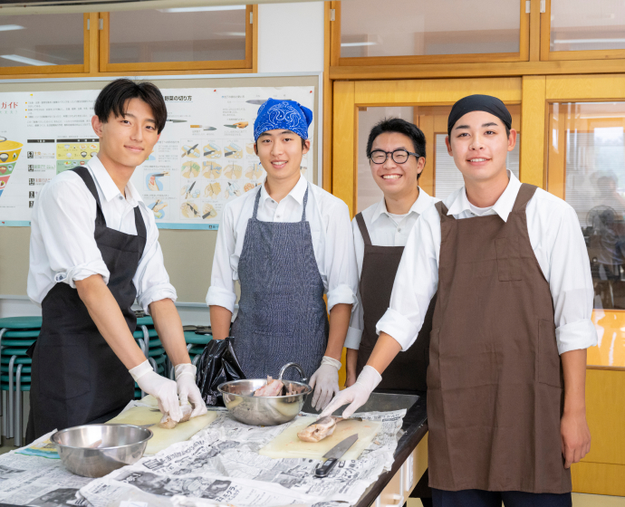 左から、吉村紫穏(よしむら・しおん)さん、渡會永輝(わたらい・はるき)さん、薄木さん、中村さん