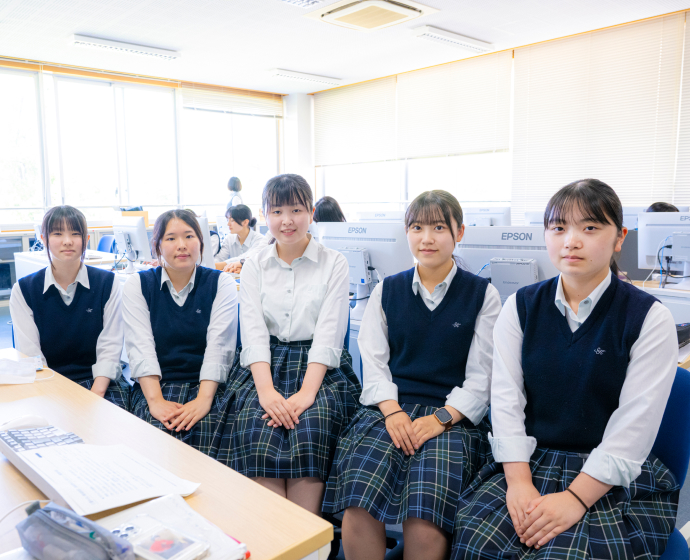 左から、冨樫葵(とがし・あおい)さん、小永光悠愛(こながみつ・ゆめ)さん、高野夏実(たかの・なつみ)さん、佐藤さん、松浦さん