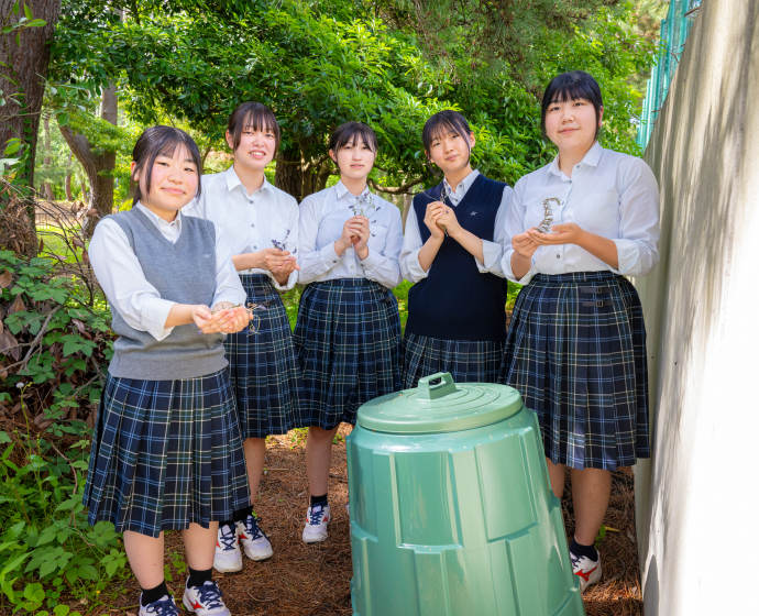左から、酒井さん、伊藤夢歌(いとう・ゆめか)さん、佐藤美桜(さとう・みお)さん、小野寺さん、小松さん。手前の緑色の容器がコンポスト。