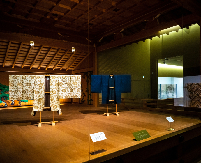 徳川美術館では名古屋城内にあった能舞台が再現されており、当時の雰囲気を感じながら能装束が鑑賞できる。