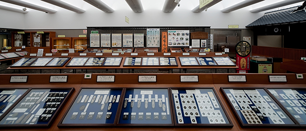 古今東西の貨幣がずらりとならぶ展示コーナー。展示品と観覧者の距離が近いのも特色の一つ。