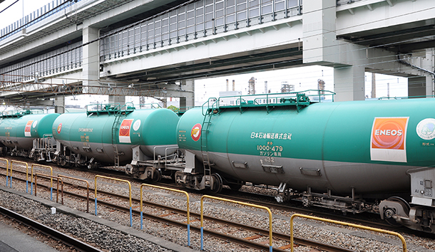 根岸駅ホームにずらりとならぶ「ENEOS」マークのタンク車群。線路の向こう側に製油所がある。