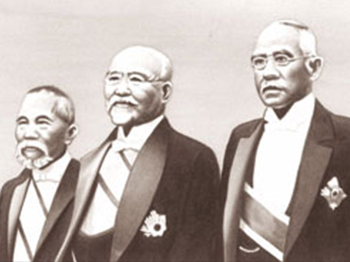 護憲三派内閣の加藤首相（右）高橋蔵相（中央）犬養逓信相（左）